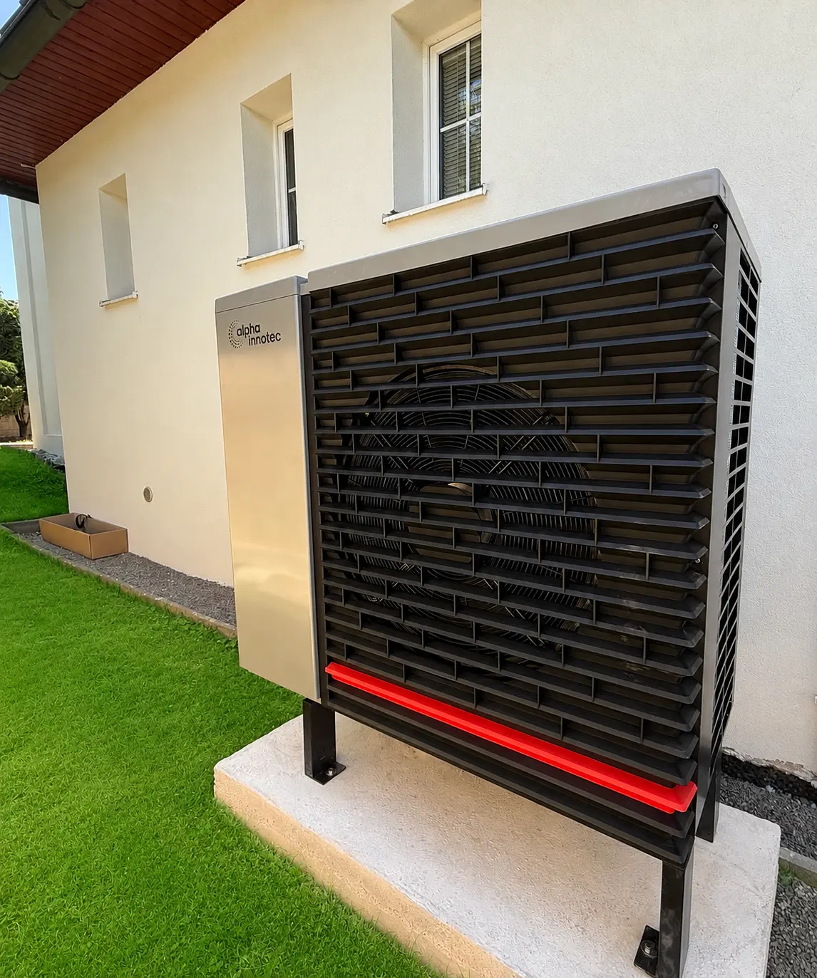 Tepelné čerpadlo Alpha Innotec Hybrox 11 — instalace na betonovém základu u domu v Praze