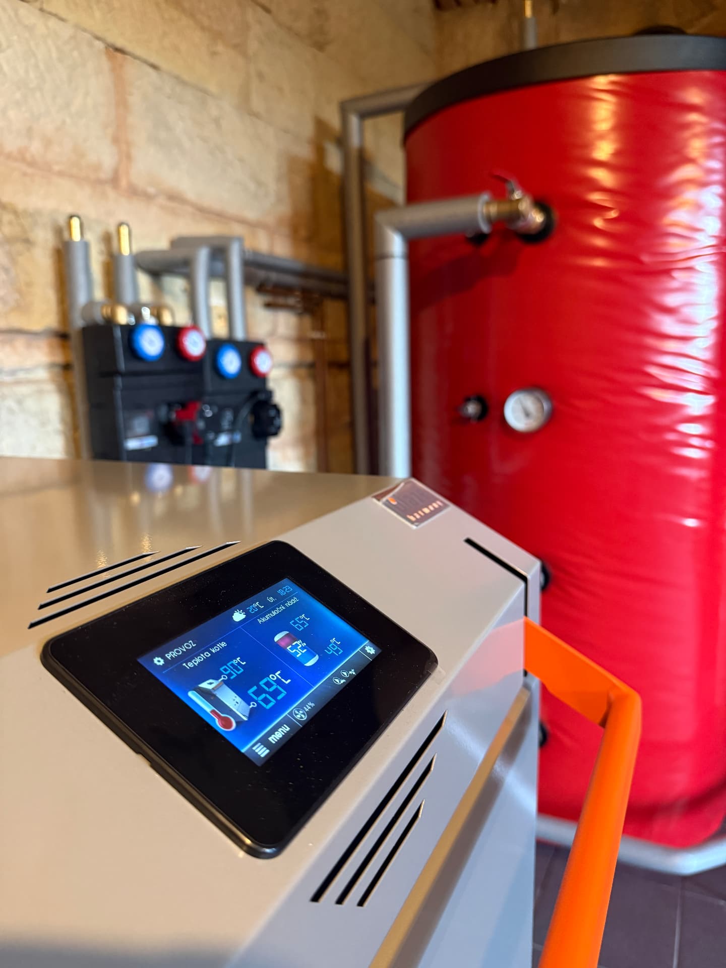 Displej regulace kotle Blaze Harmony Praktik s teplotou kotle a akumulační nádrže