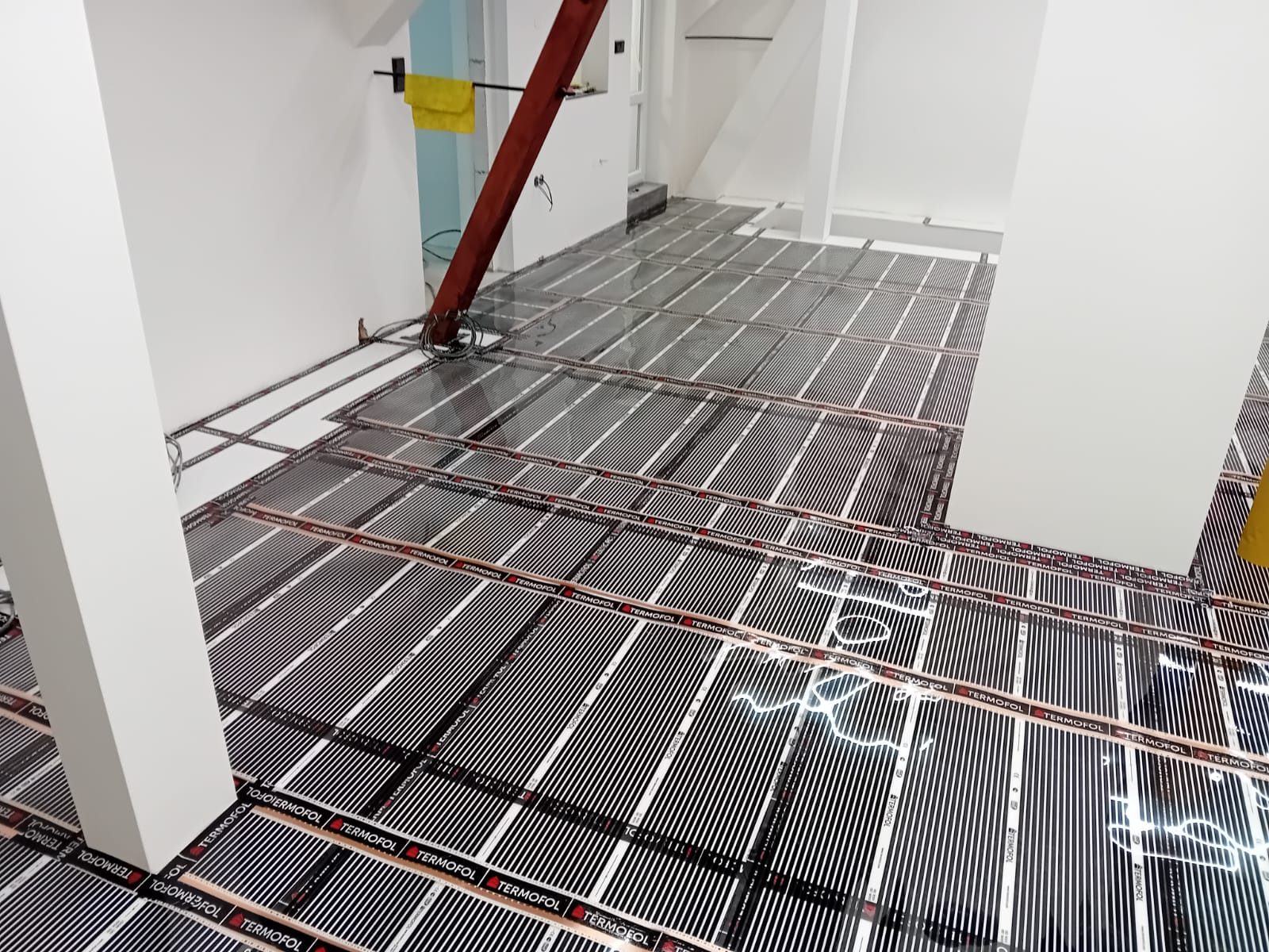 Instalace uhlíkových fólií Termofol pod vinyl, Praha