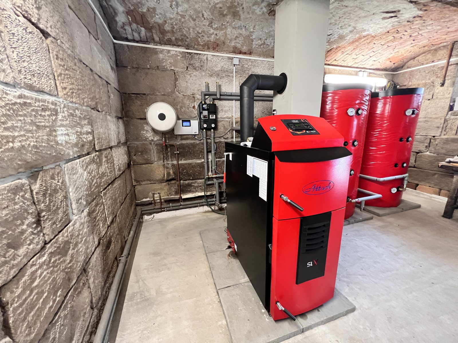 Zplyňovací kotel na dřevo 25 kW s akumulační nádrží, Lázně Bělohrad
