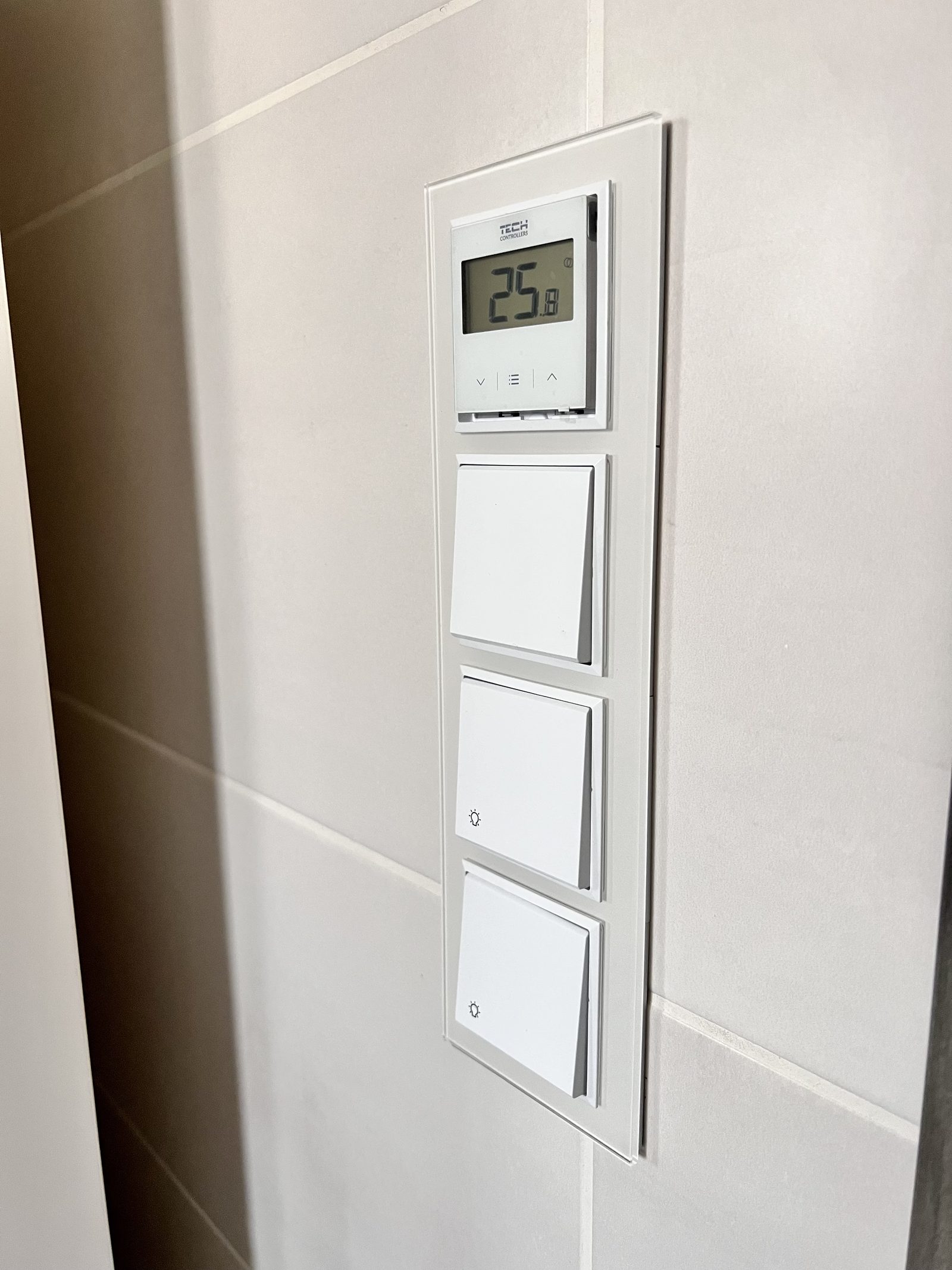 Pokojový termostat TECH Sinum, realizace Praha