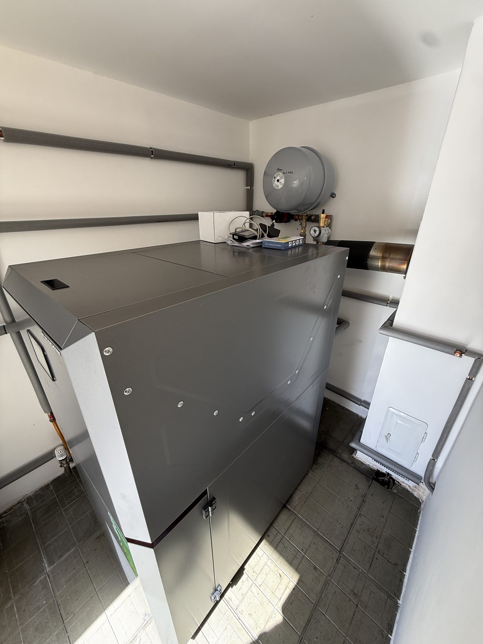 Kotel na pelety Kolton Biopellkompakt — realizace GreenEco, Kopidlno (2)